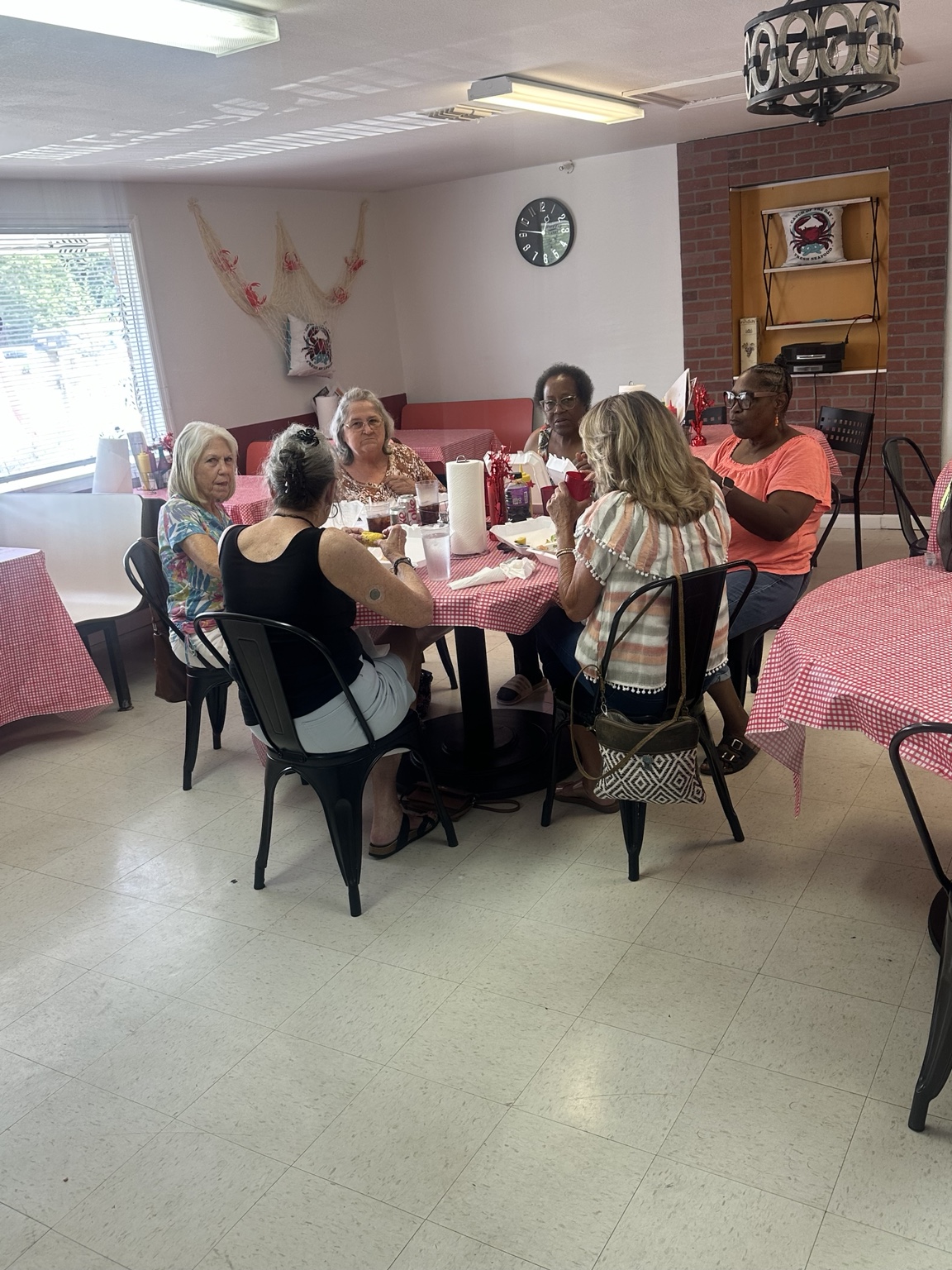 Guests dining together at Grant’s Crabs 850 in Havana